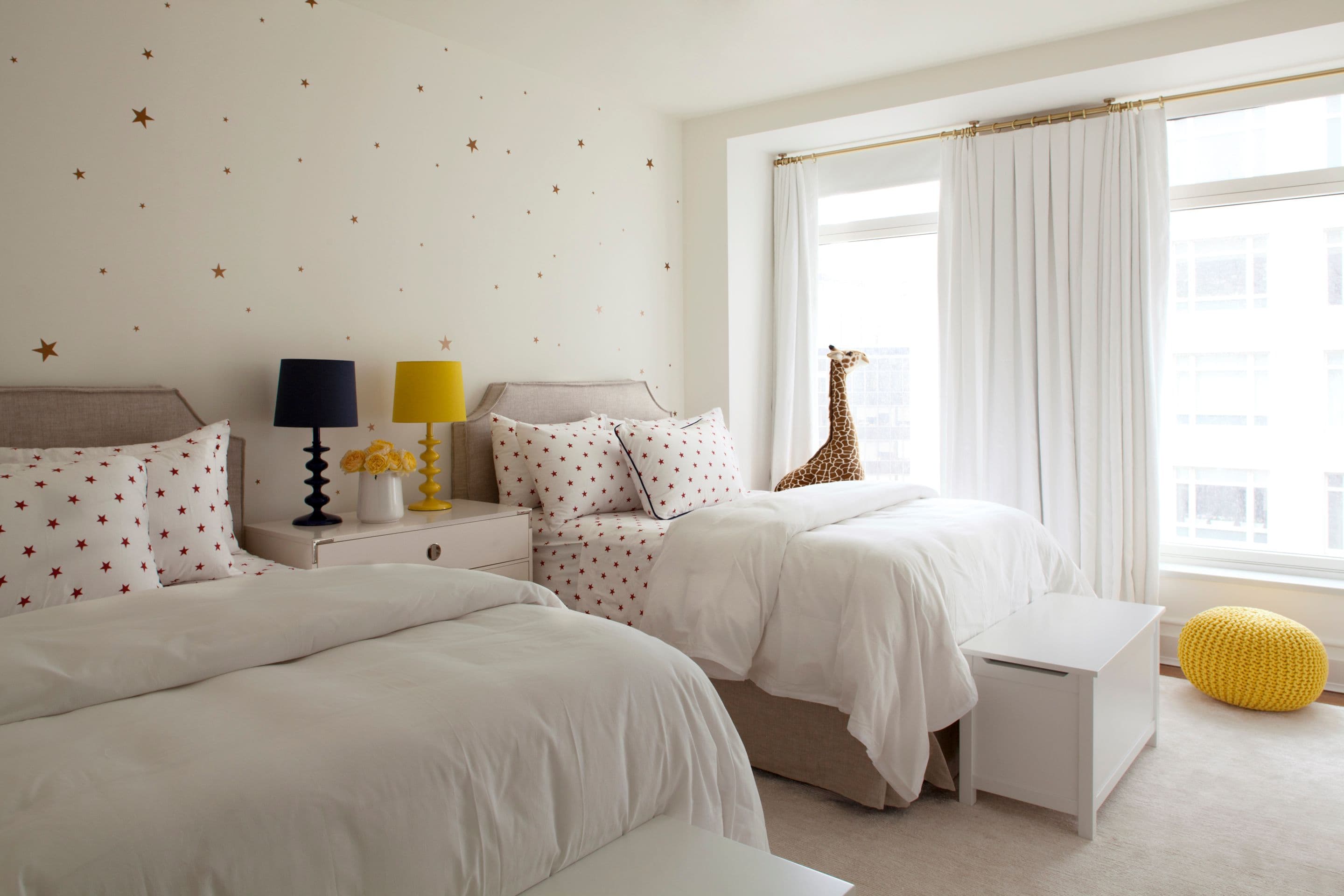 Stars and Linen: A Shared Bedroom That Grows With Them